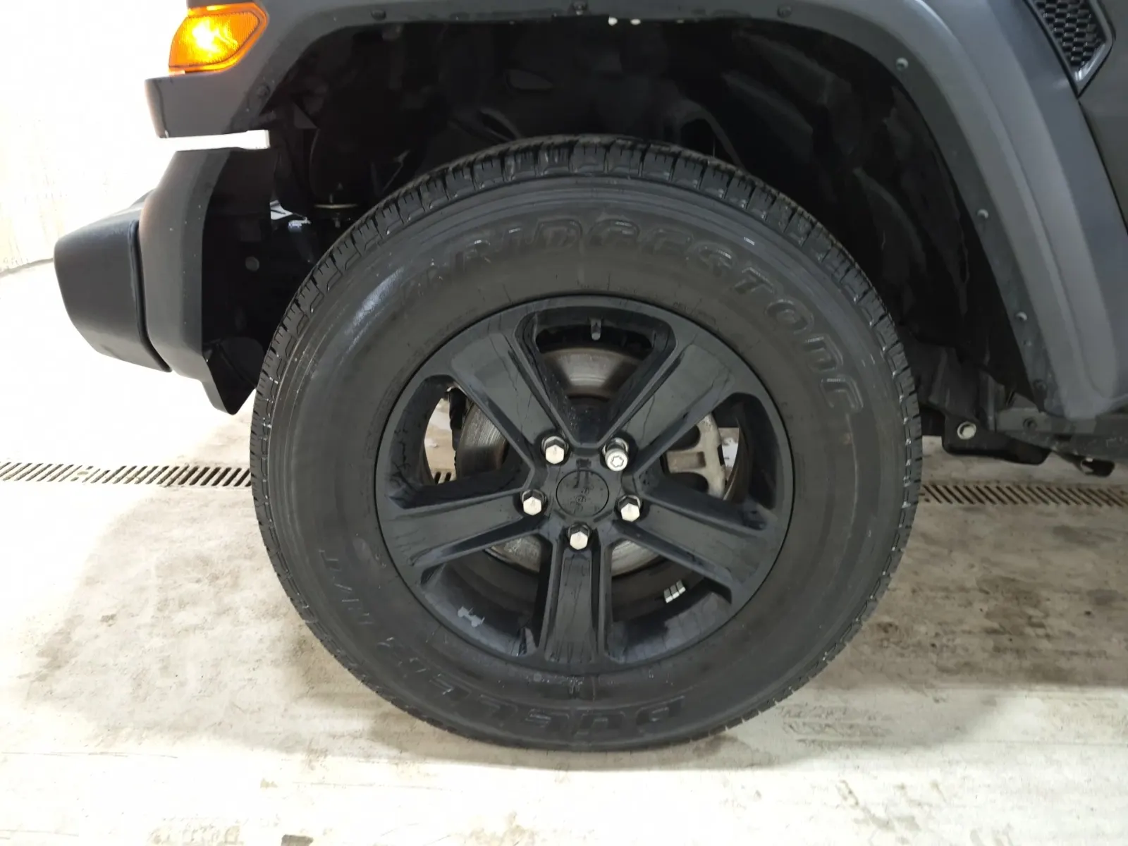 Front driver wheel/tire photo