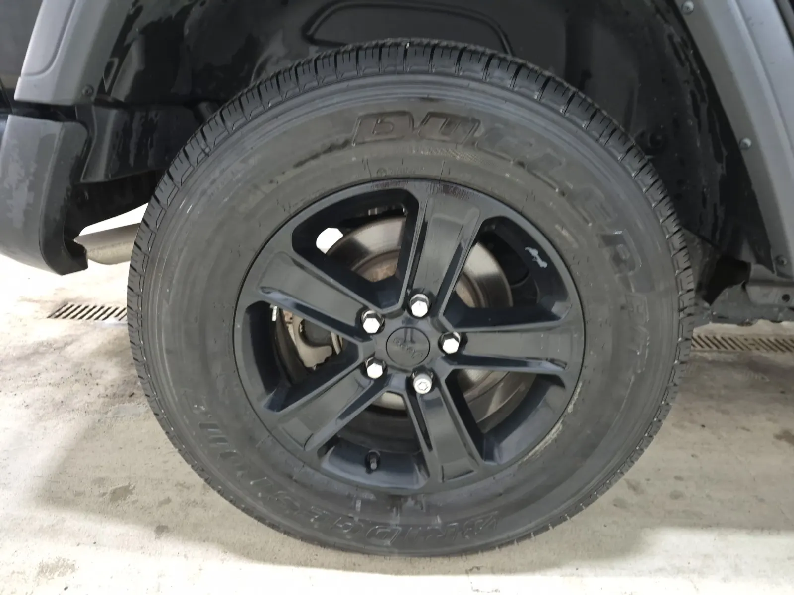 Right Rear Wheel/Tire Photo