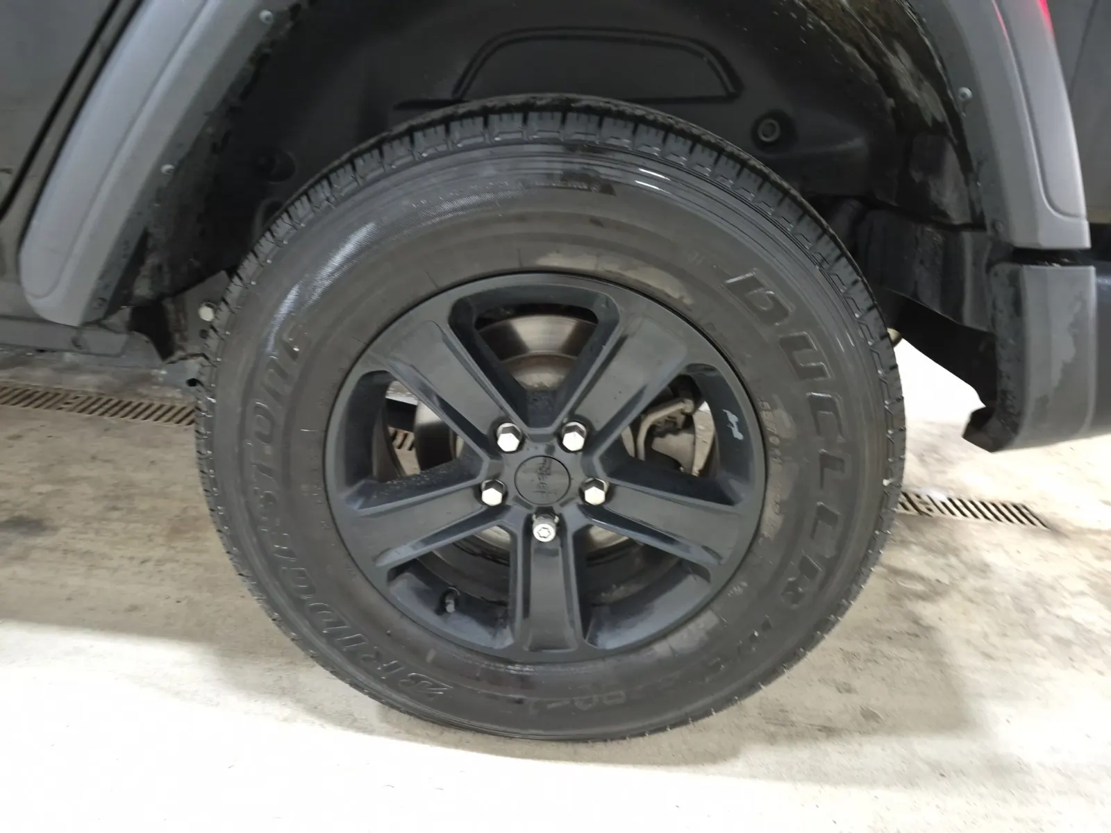 Left Rear Wheel/Tire Photo