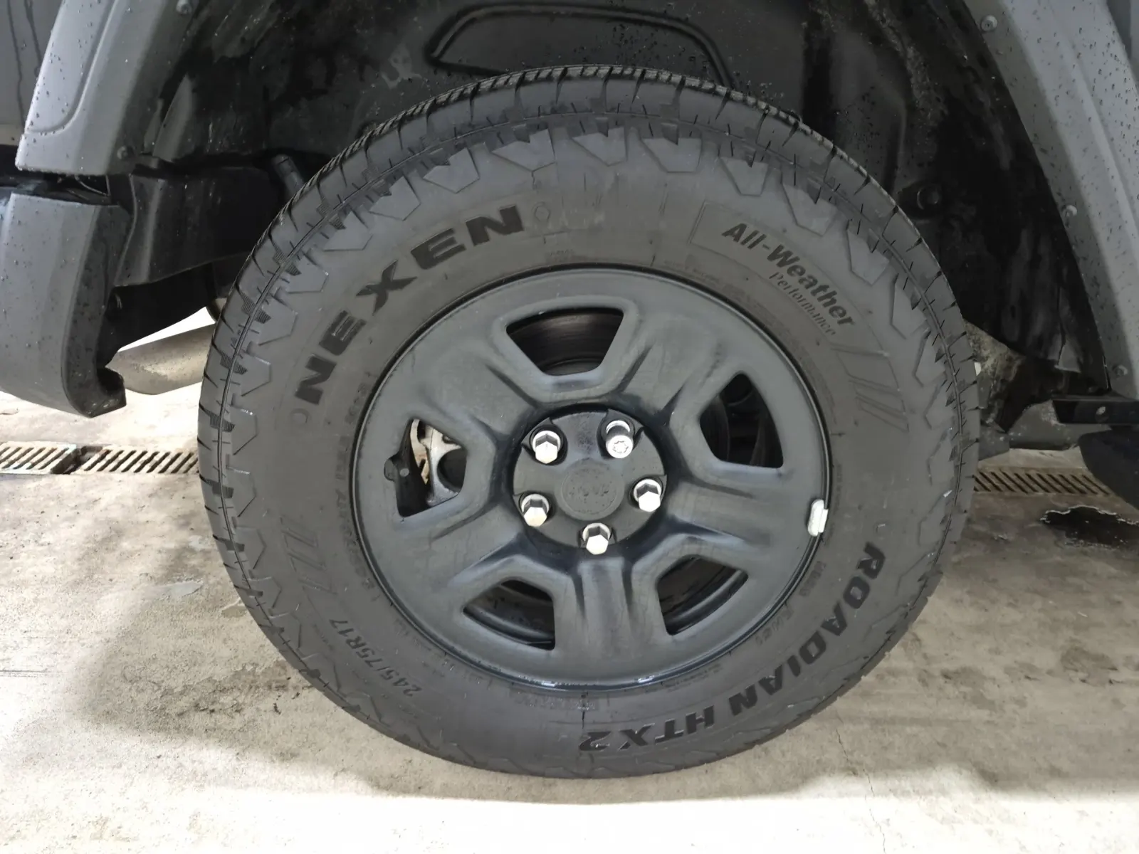 Right Rear Wheel/Tire Photo