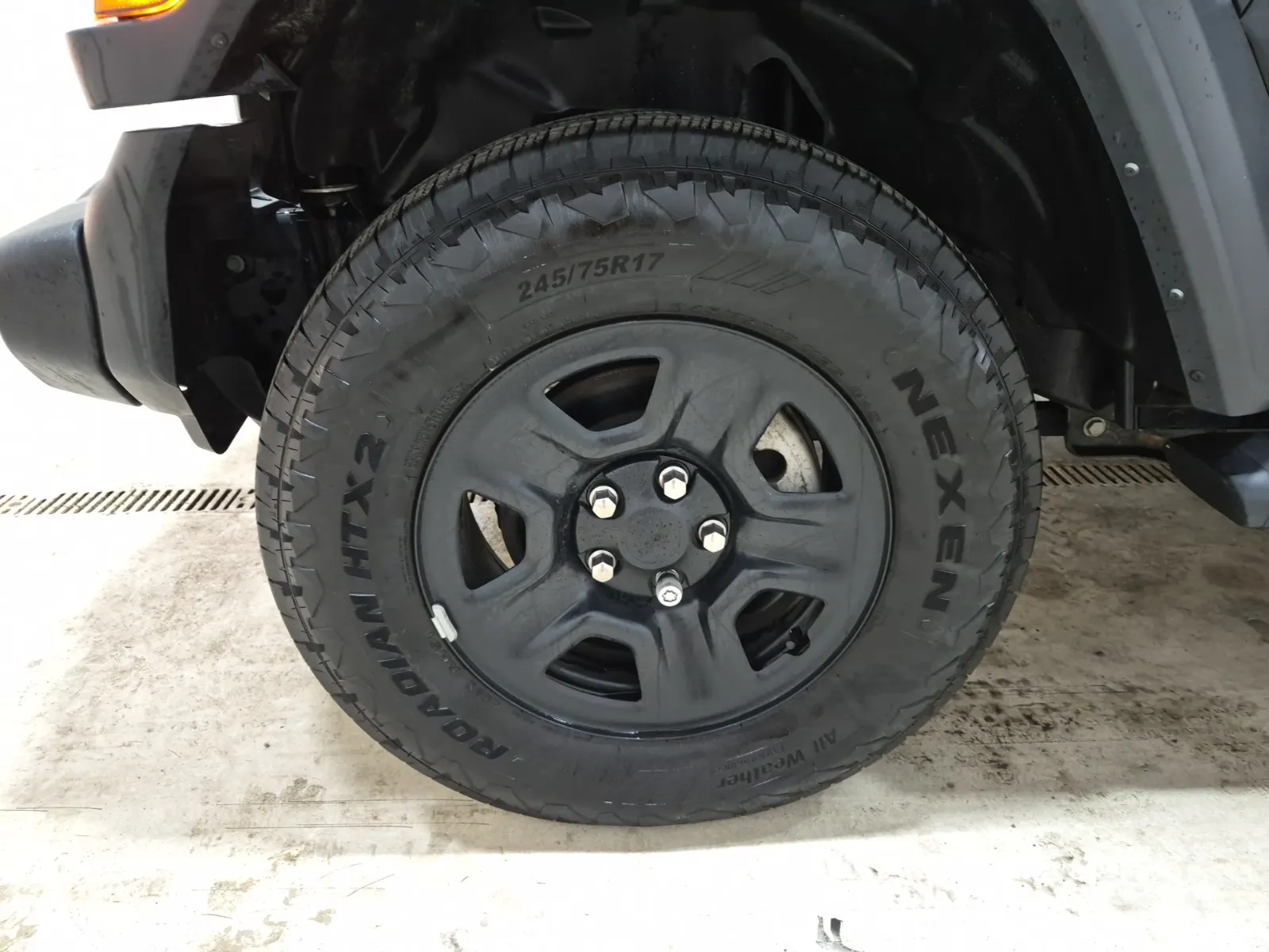 Front driver wheel/tire photo