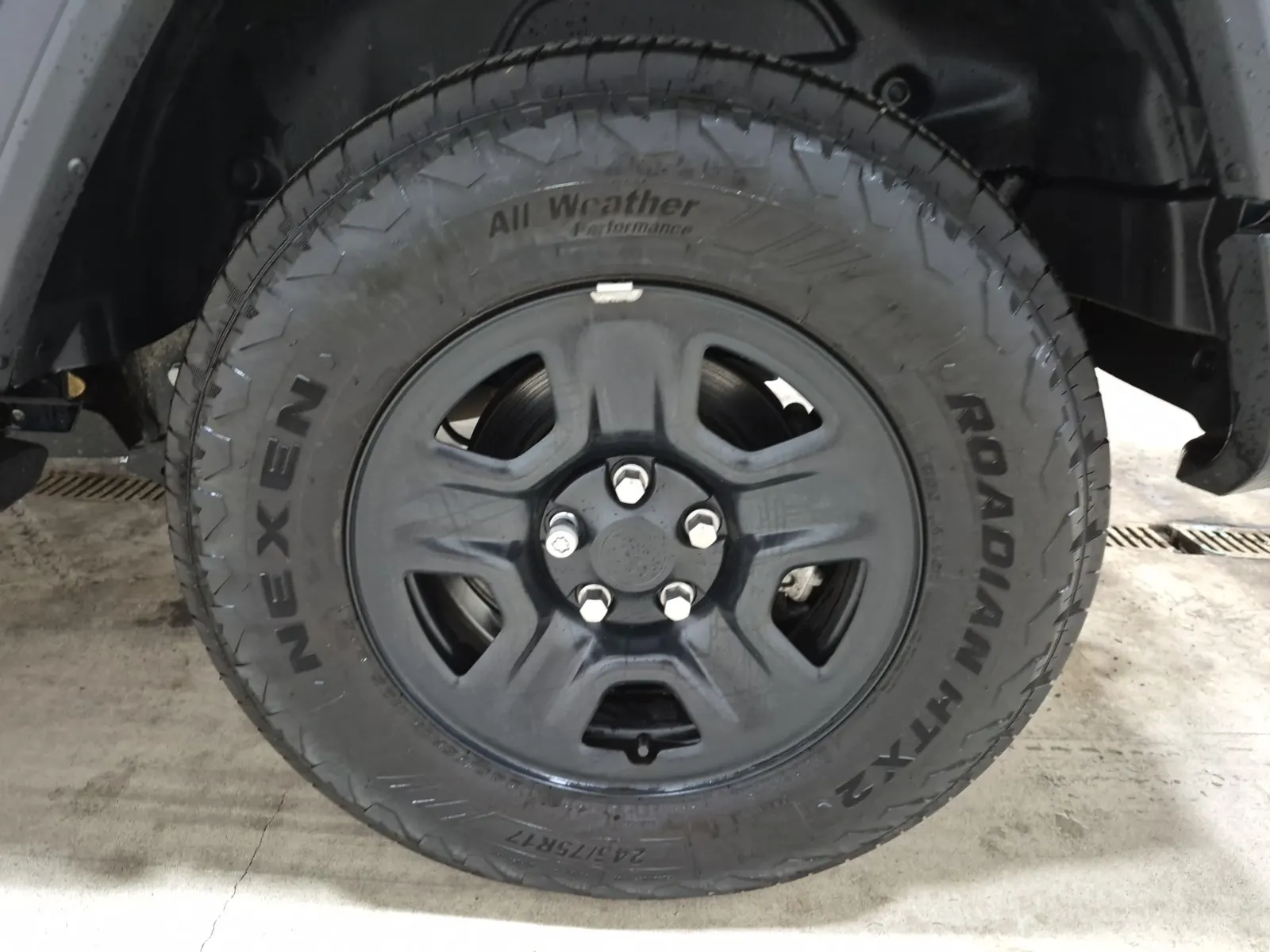 Left Rear Wheel/Tire Photo