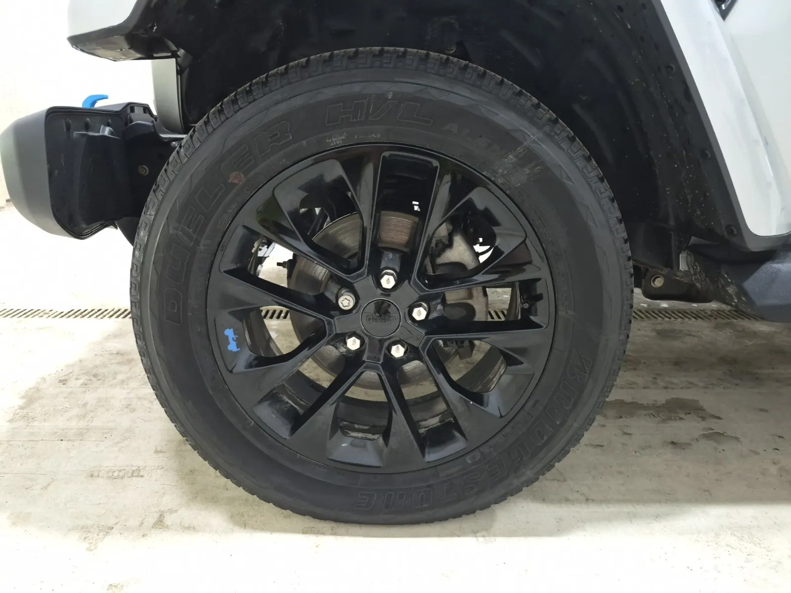 Front driver wheel/tire photo