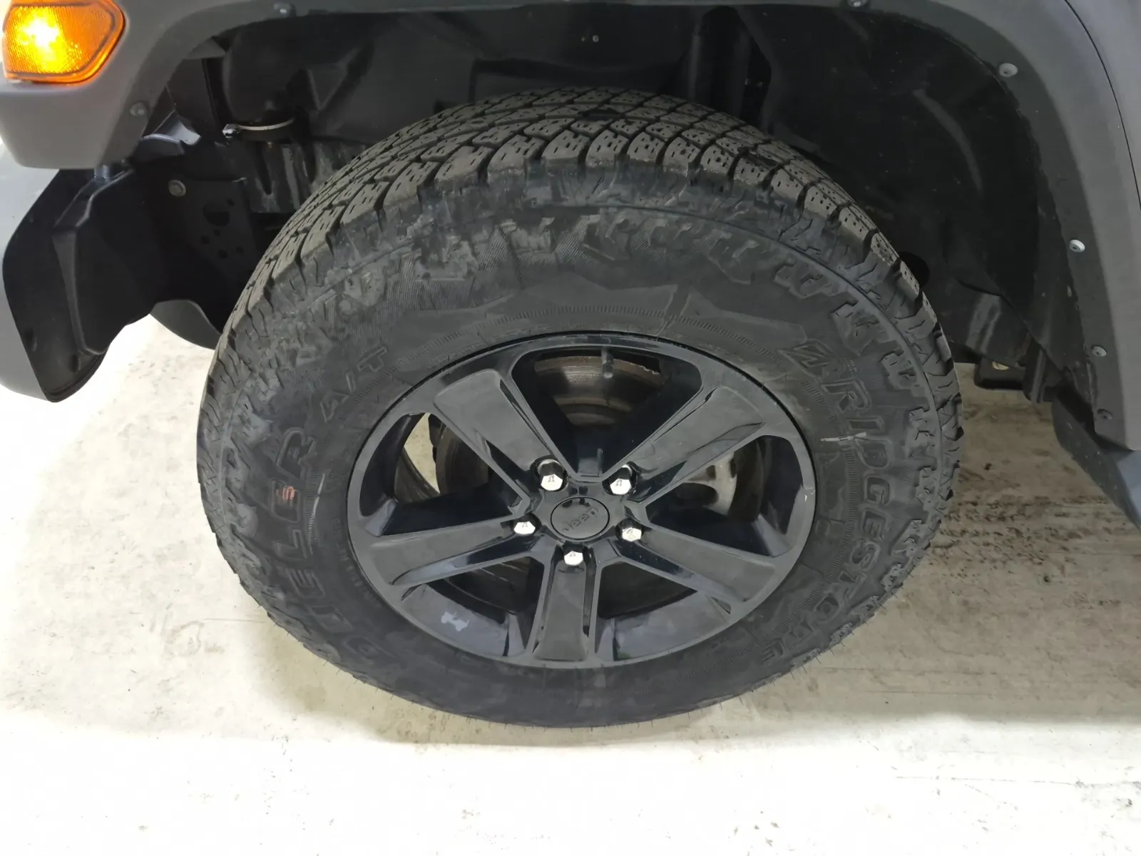 Front driver wheel/tire photo