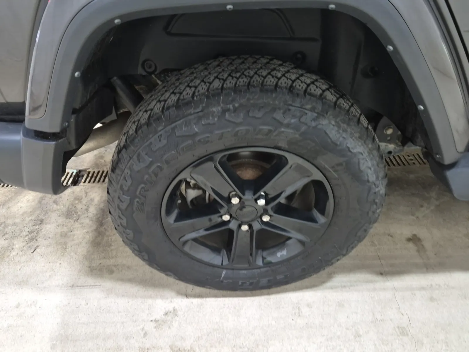 Right Rear Wheel/Tire Photo