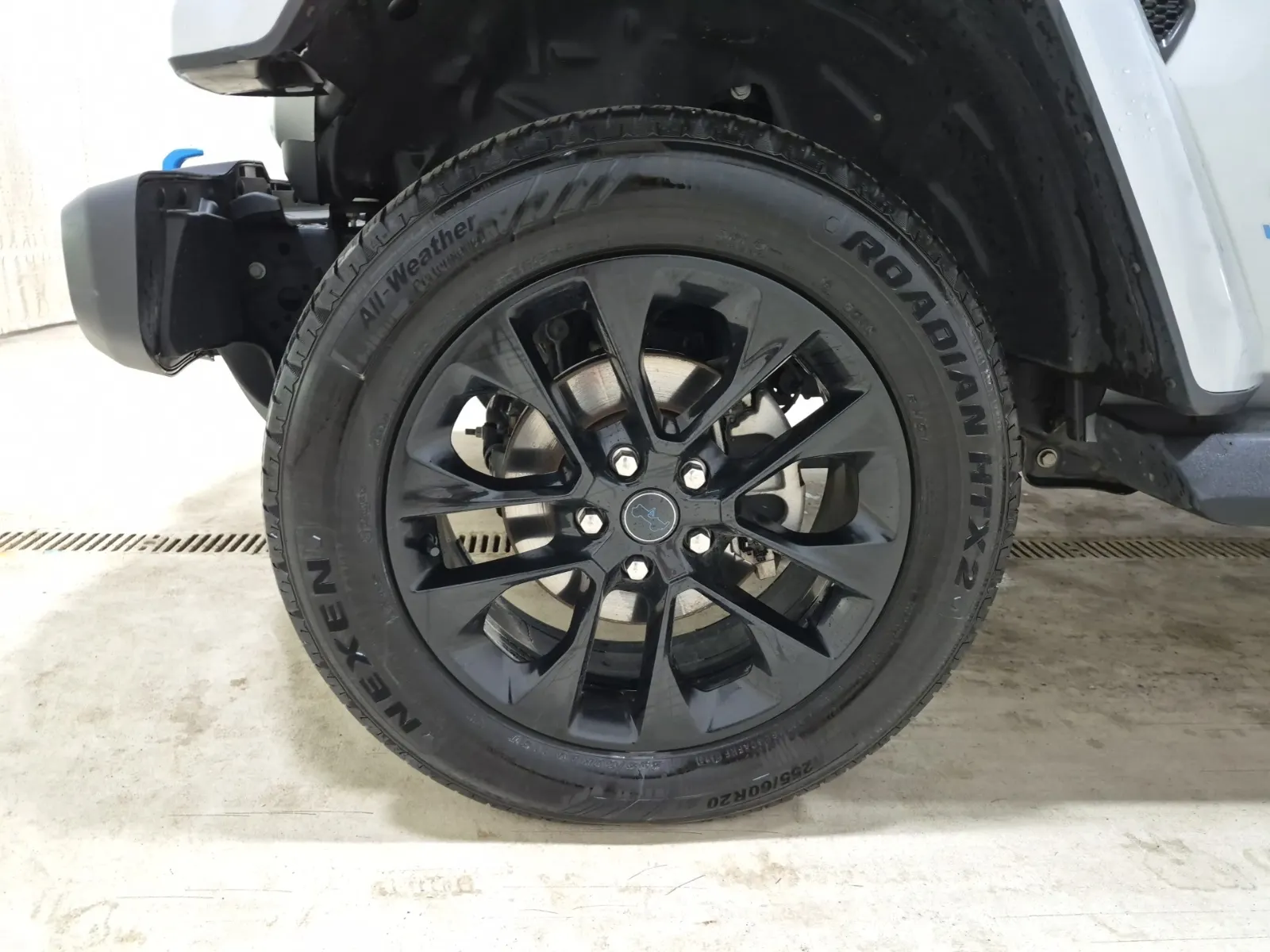 Front driver wheel/tire photo