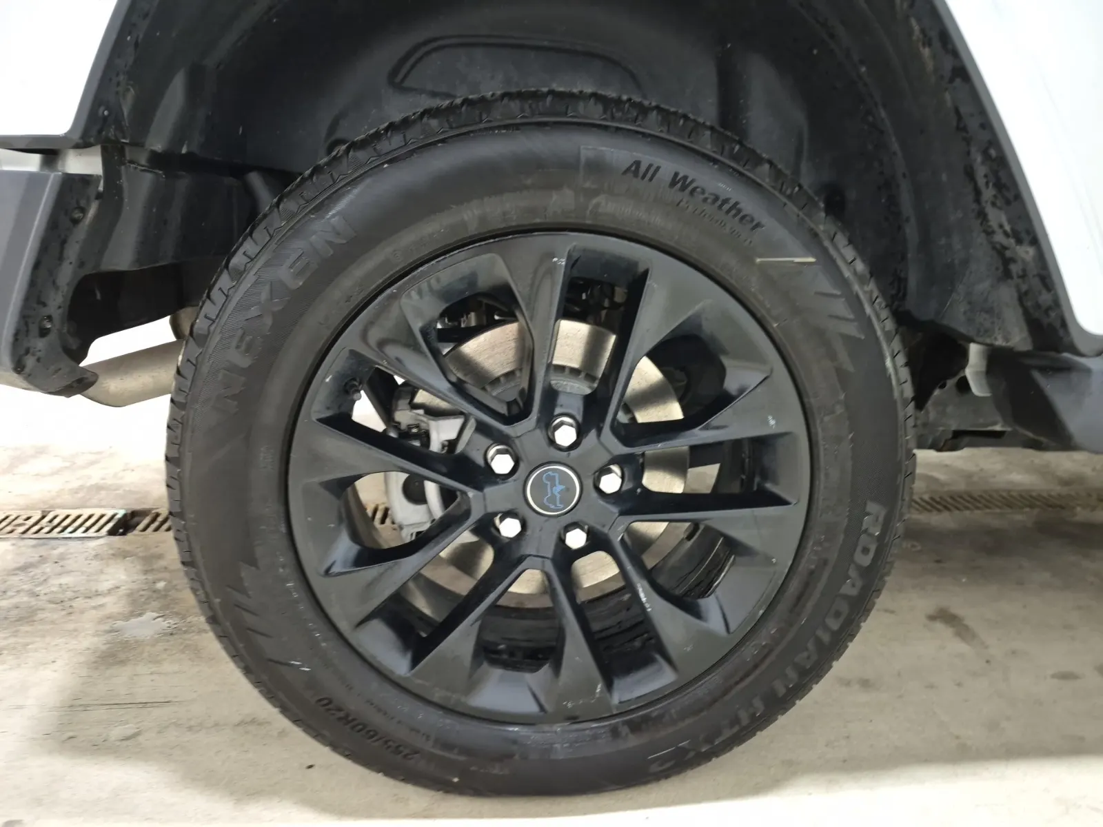Right Rear Wheel/Tire Photo