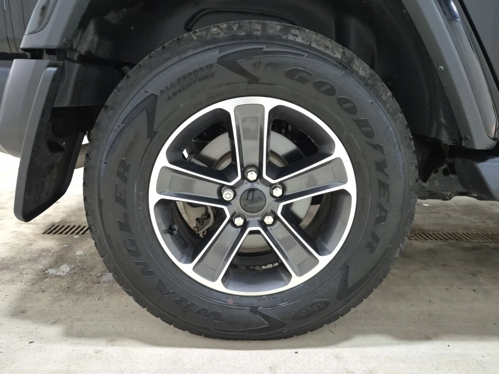 Right Rear Wheel/Tire Photo