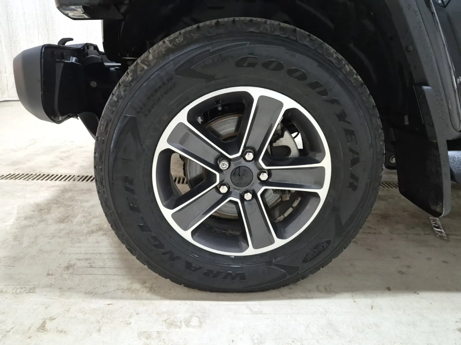 Front driver wheel/tire photo