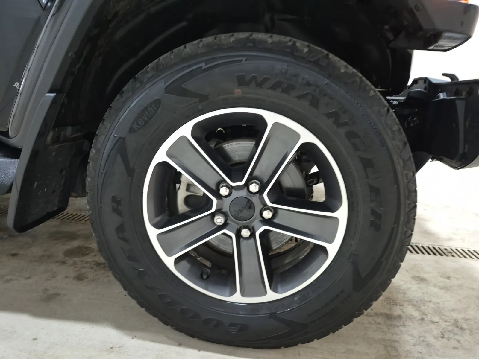 Right Front Wheel/Tire Photo