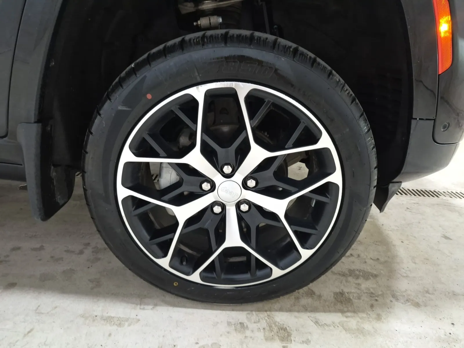 Right Front Wheel/Tire Photo