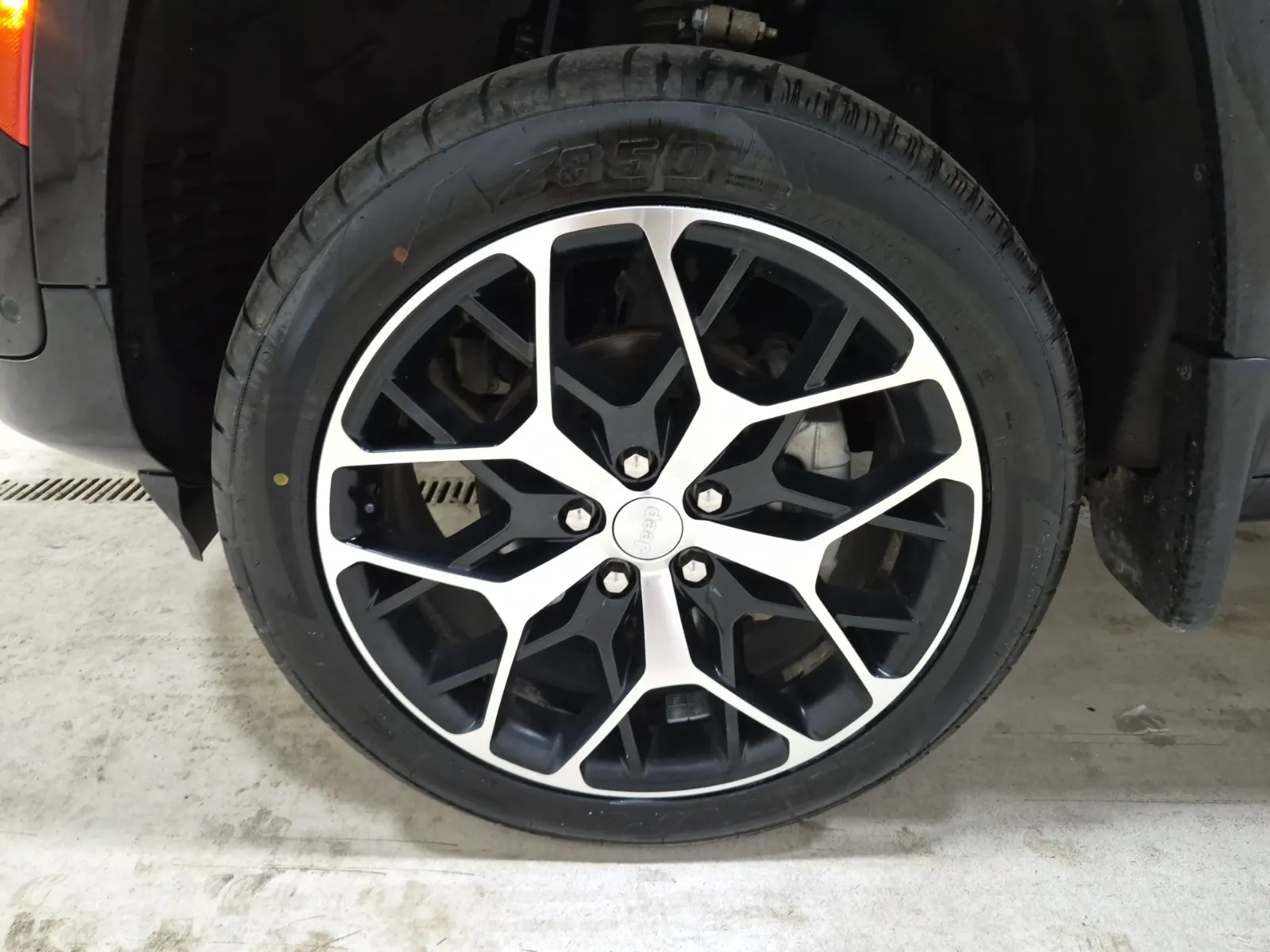 Front driver wheel/tire photo