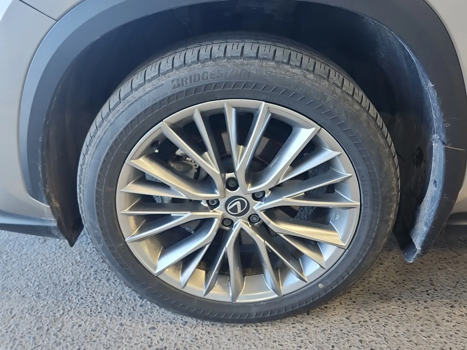 Front driver wheel/tire photo