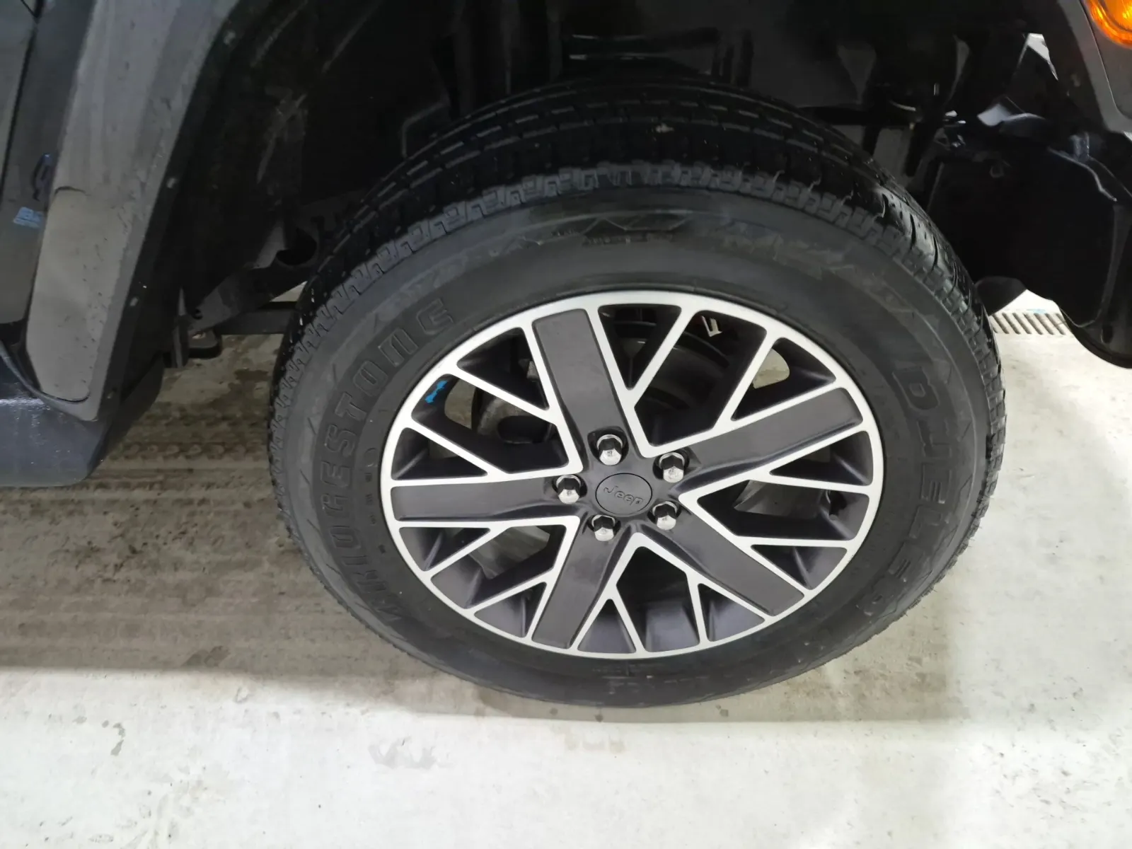 Right Front Wheel/Tire Photo