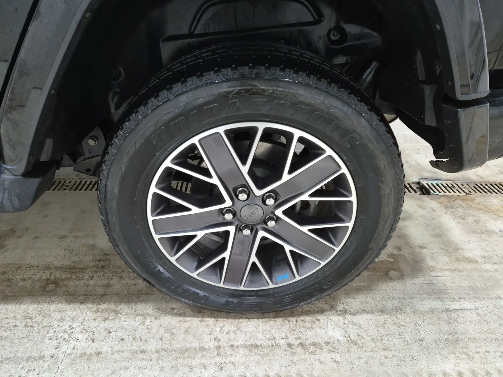 Left Rear Wheel/Tire Photo