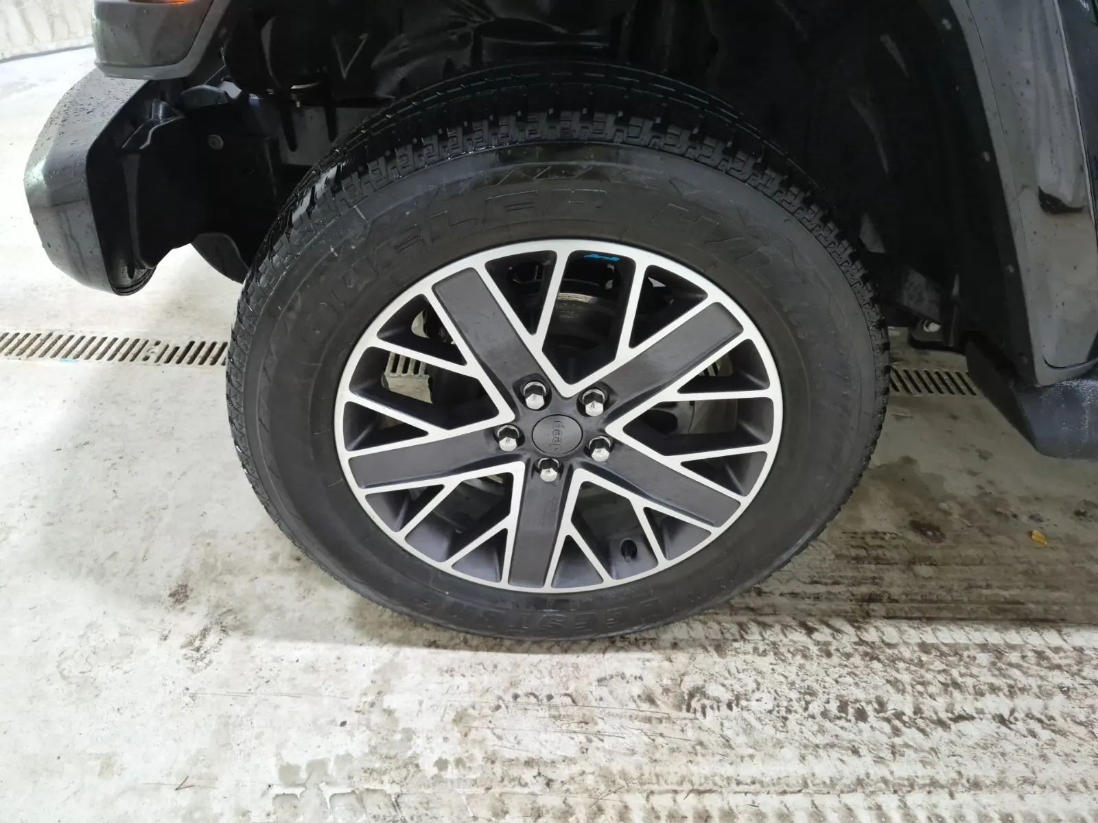 Front driver wheel/tire photo