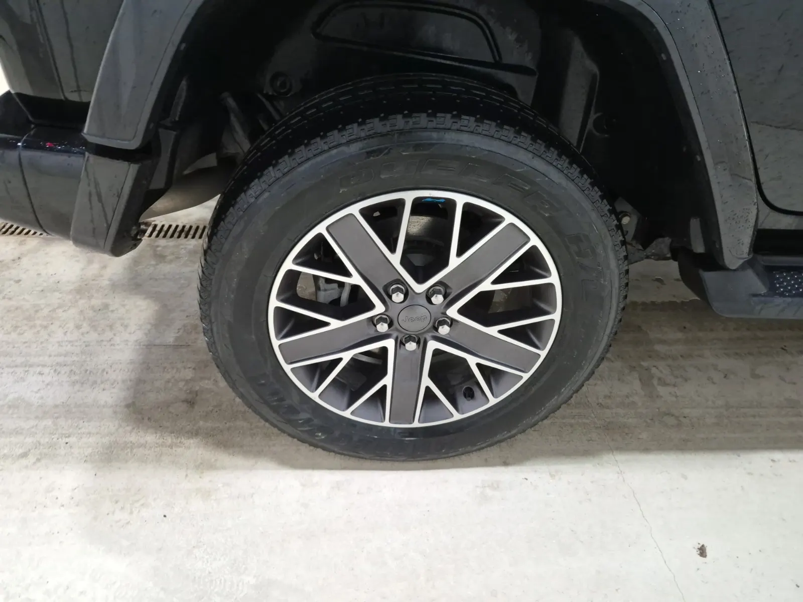 Right Rear Wheel/Tire Photo