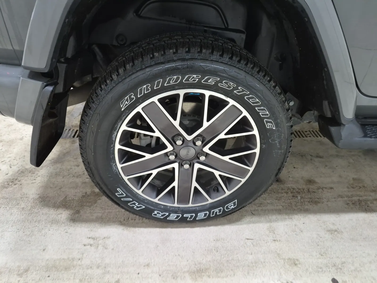Right Rear Wheel/Tire Photo