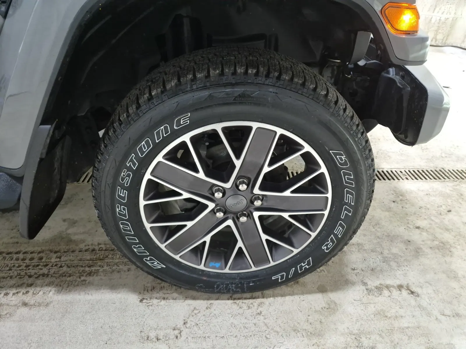 Right Front Wheel/Tire Photo