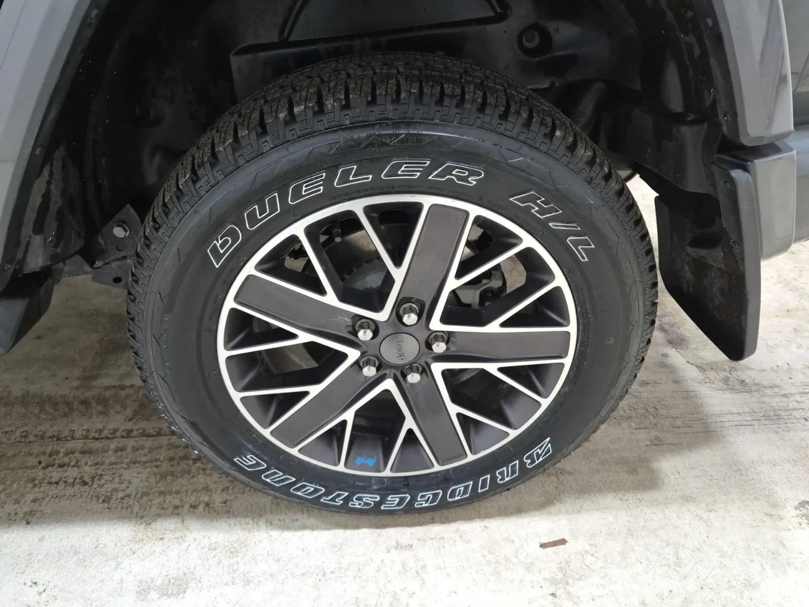 Left Rear Wheel/Tire Photo