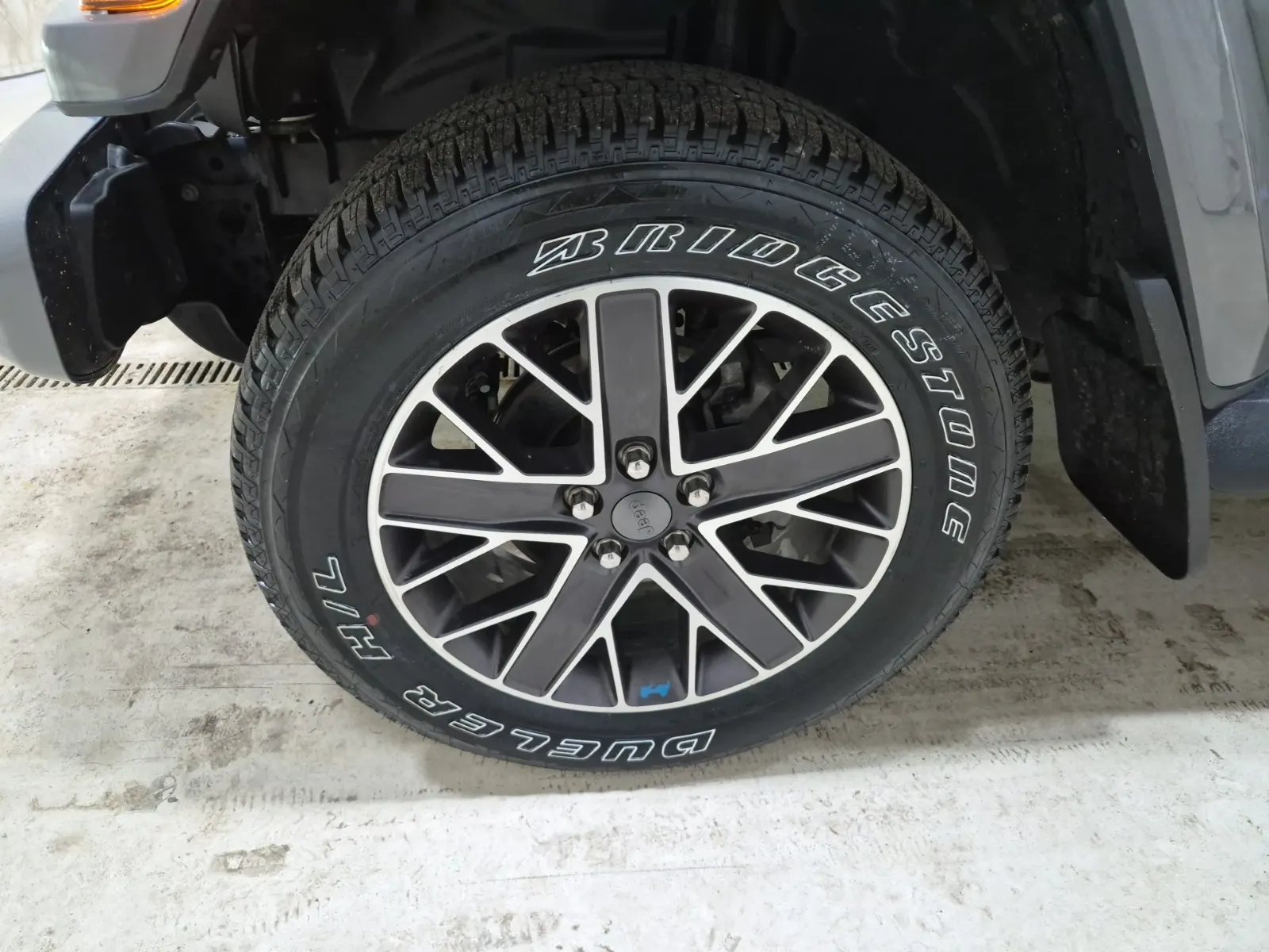 Front driver wheel/tire photo