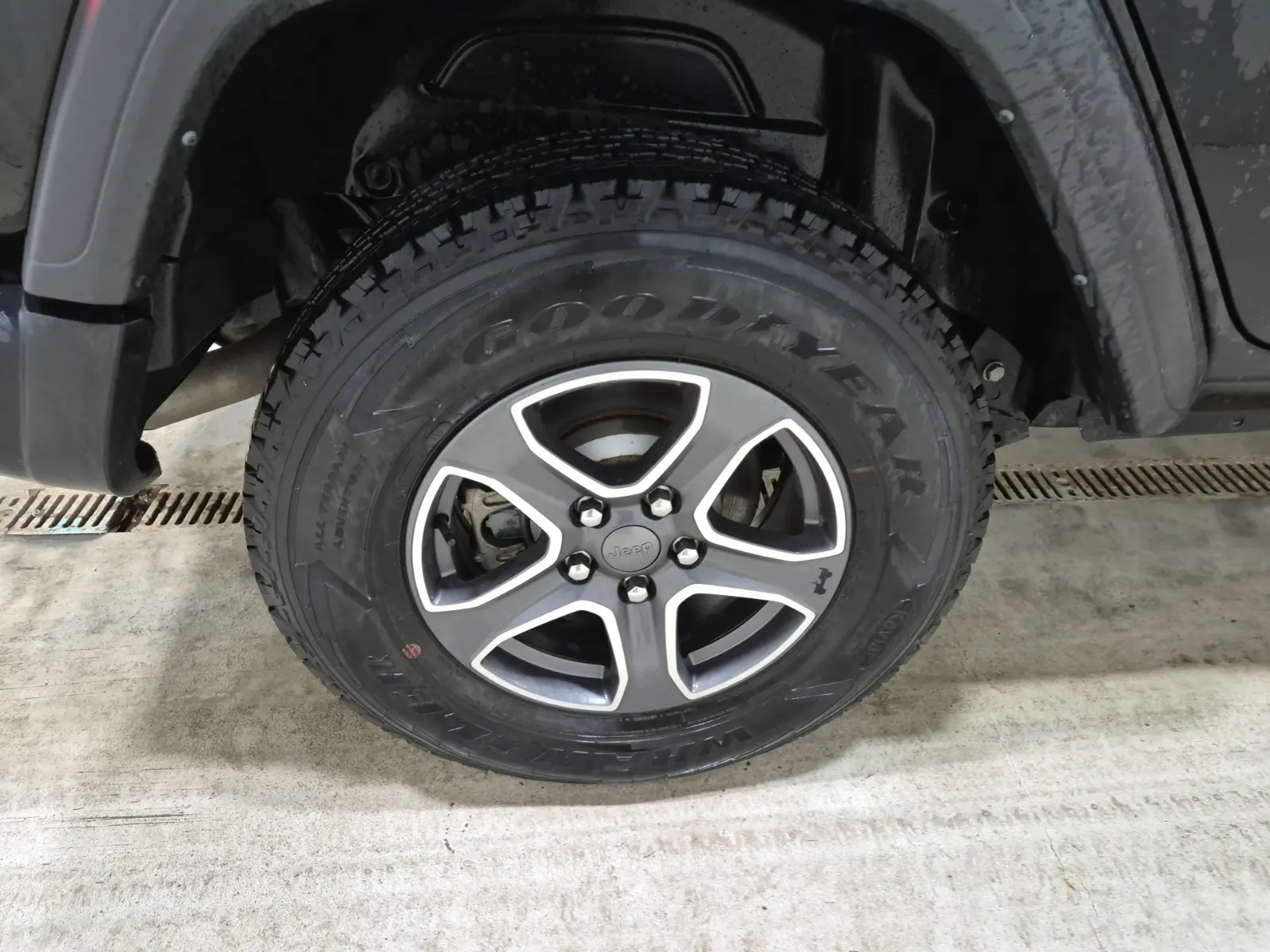 Right Rear Wheel/Tire Photo