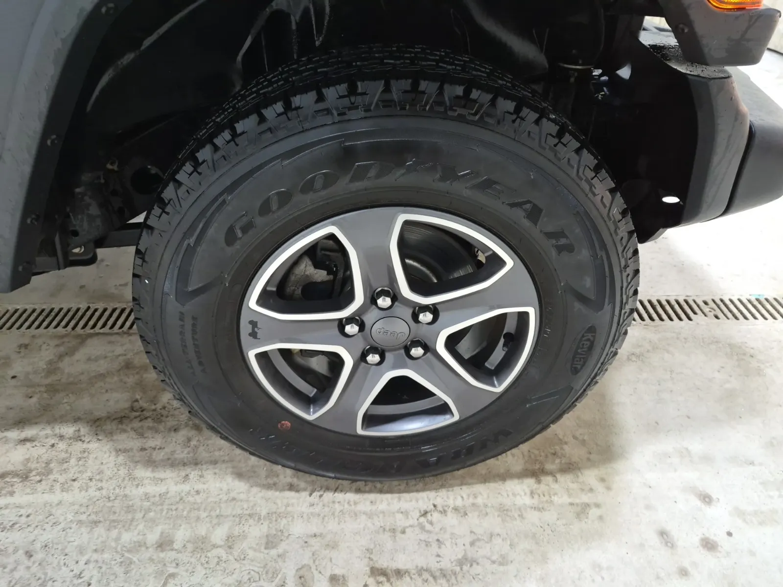 Right Front Wheel/Tire Photo