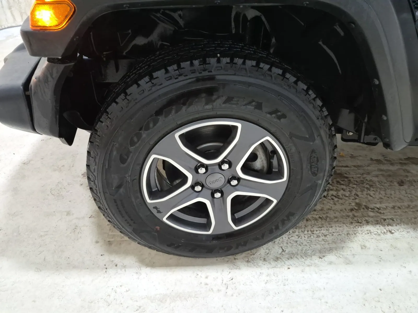 Front driver wheel/tire photo