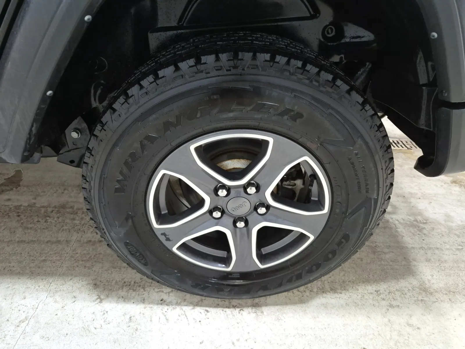 Left Rear Wheel/Tire Photo