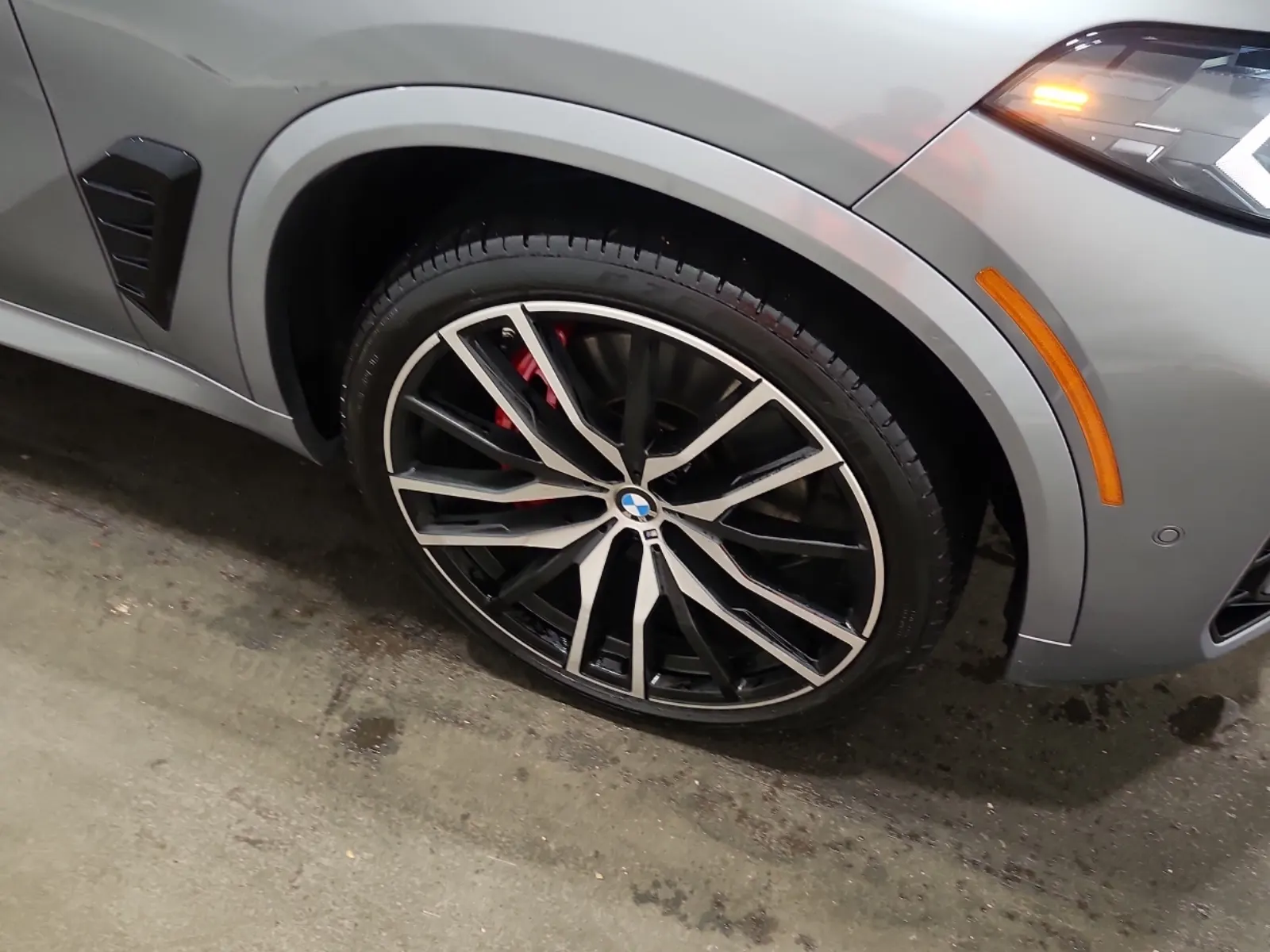 Right Front Wheel/Tire Photo