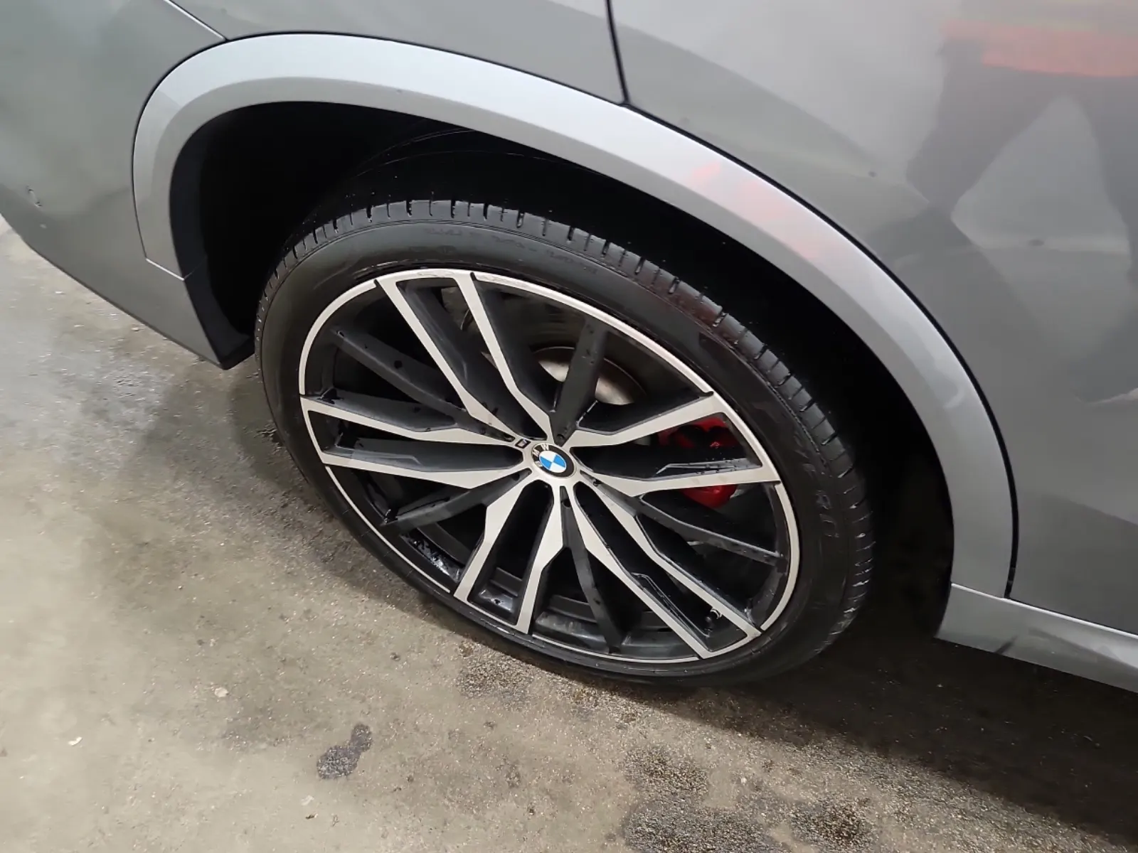 Right Rear Wheel/Tire Photo