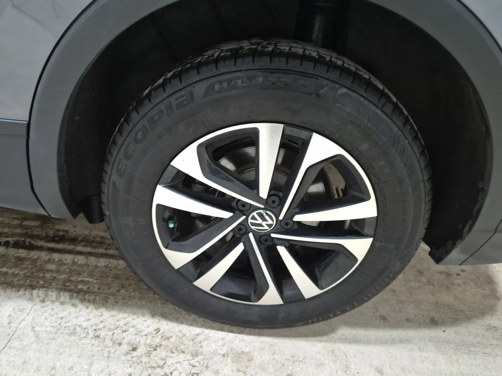 Left Rear Wheel/Tire Photo