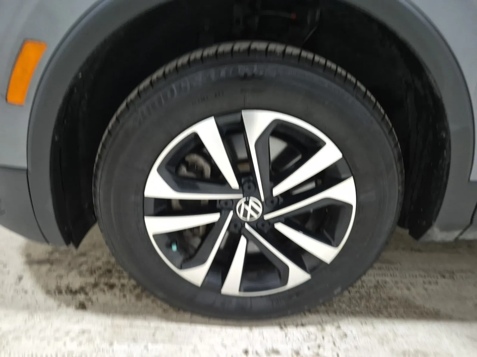 Front driver wheel/tire photo
