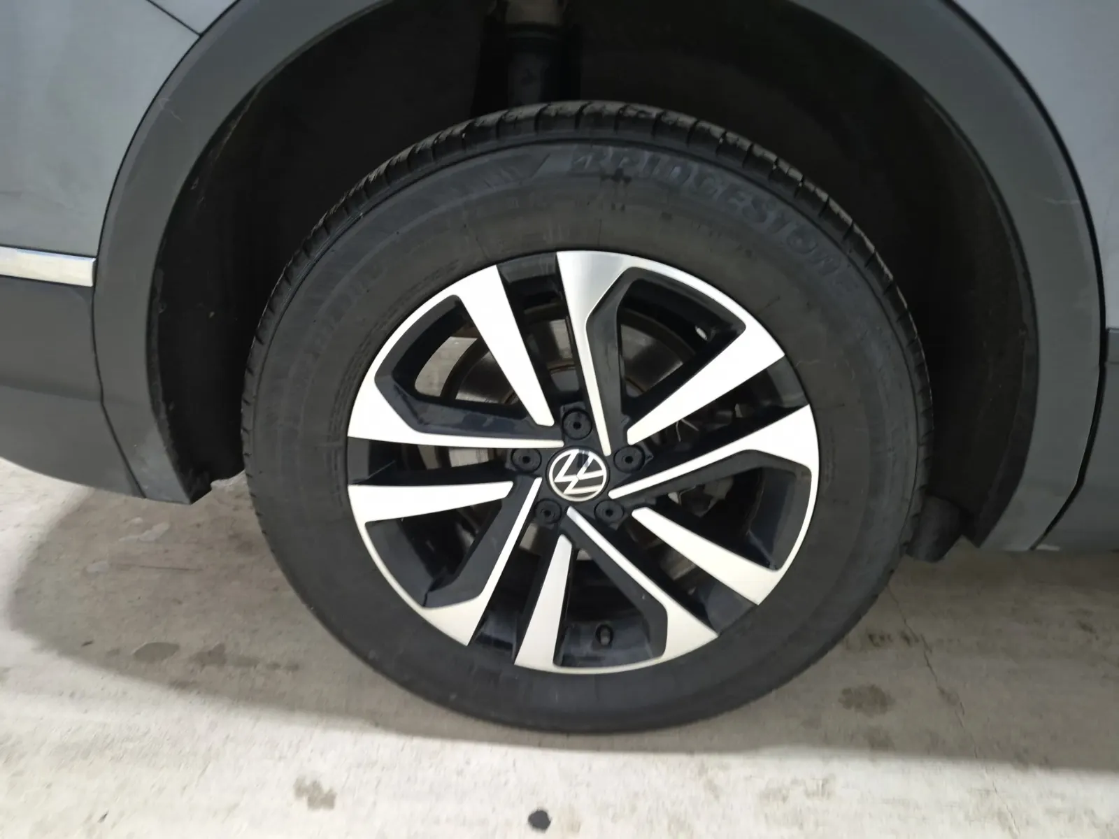 Right Rear Wheel/Tire Photo