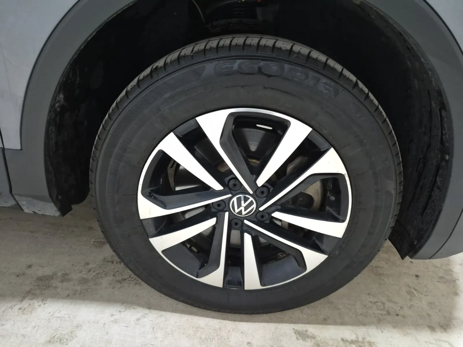Right Front Wheel/Tire Photo