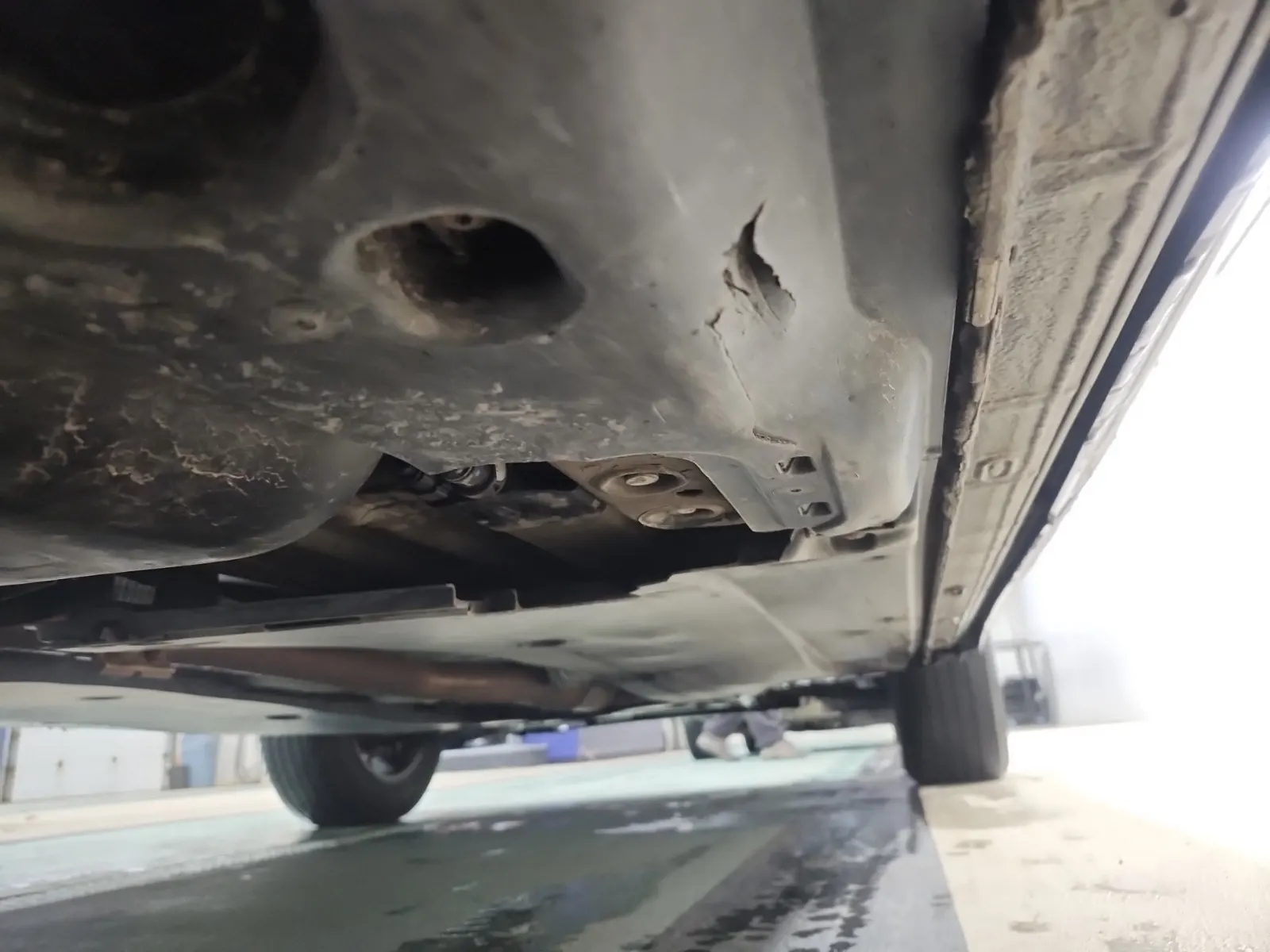 Undercarriage - Passenger Photo