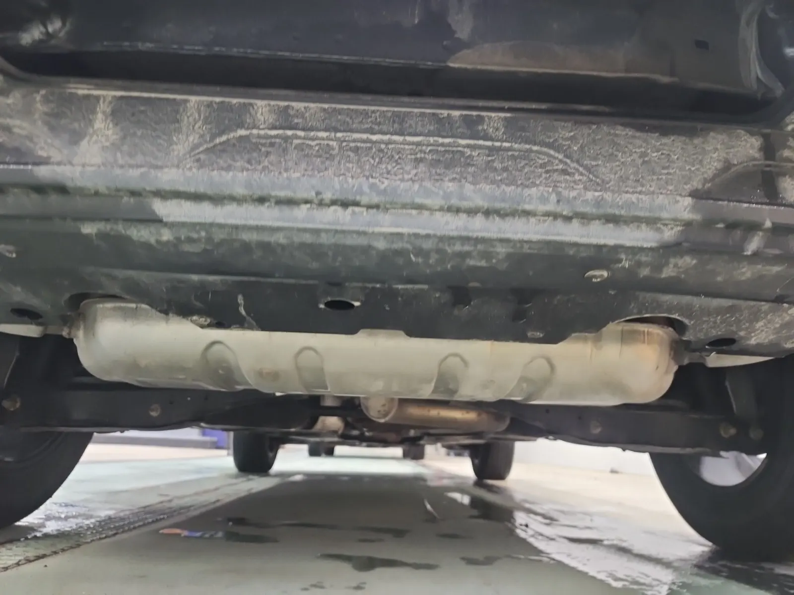 Undercarriage - Rear Photo