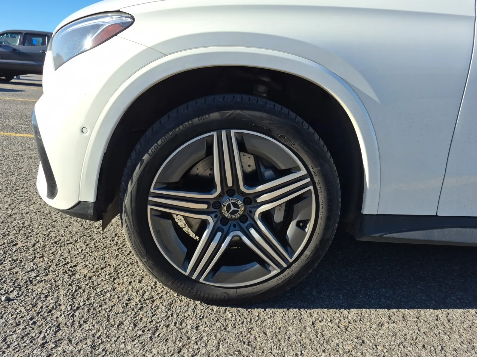 Front driver wheel/tire photo