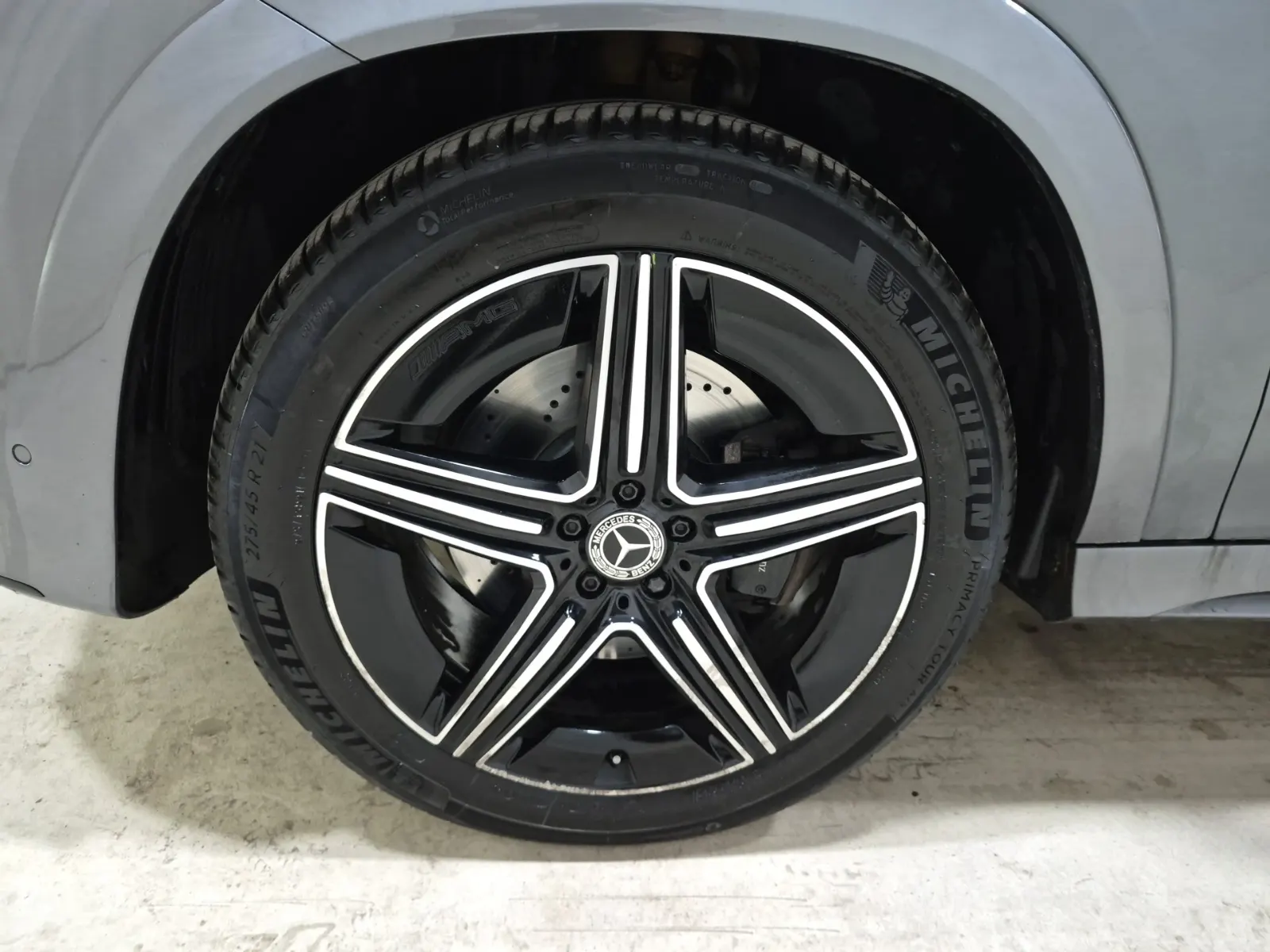 Front driver wheel/tire photo