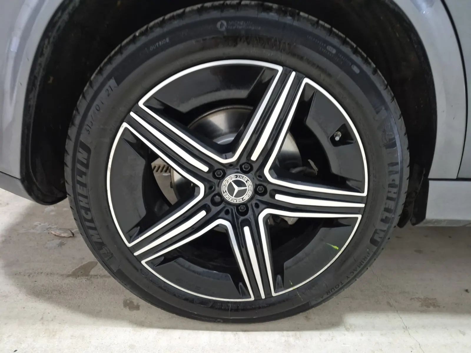 Right Rear Wheel/Tire Photo