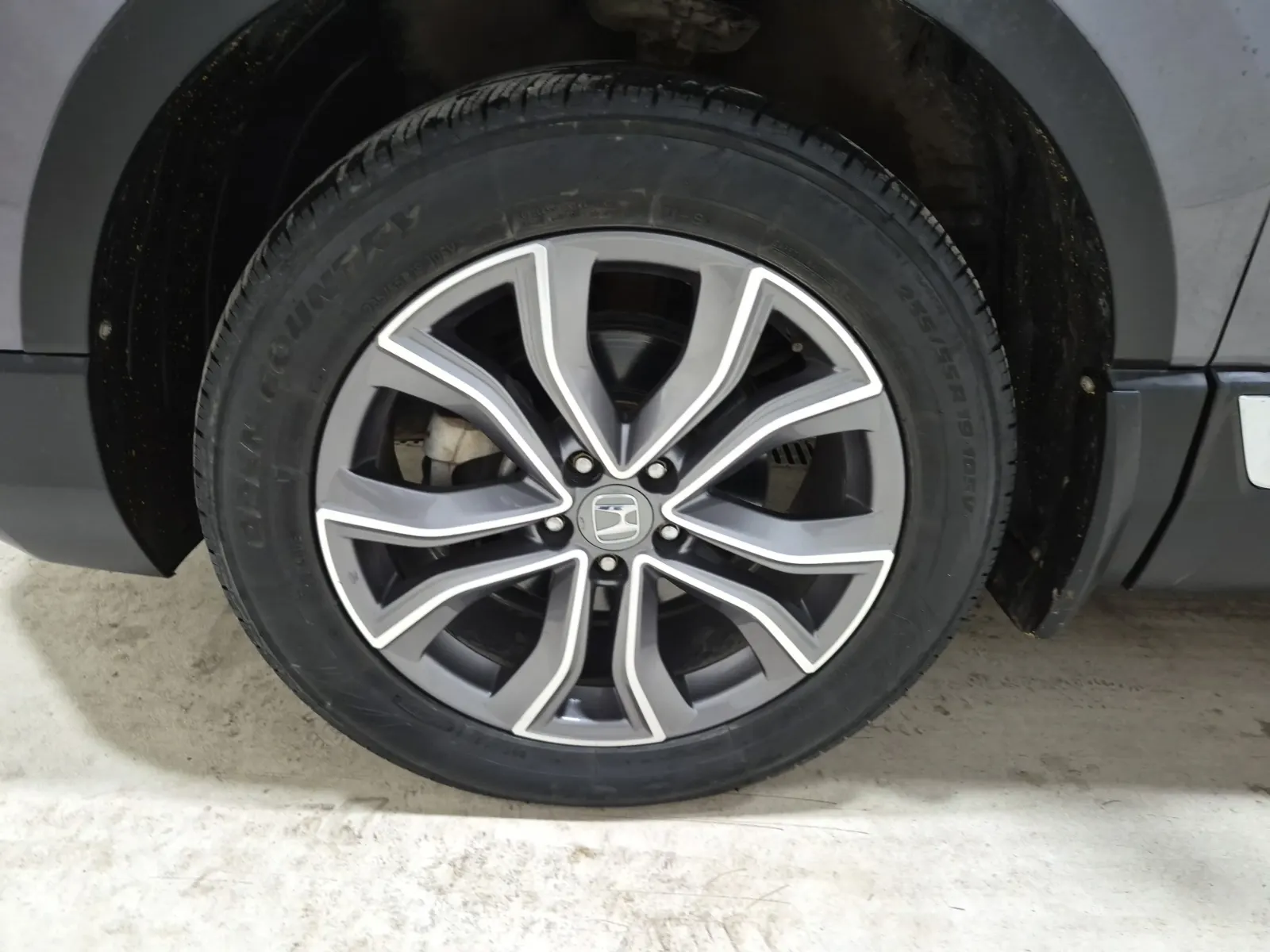 Front driver wheel/tire photo