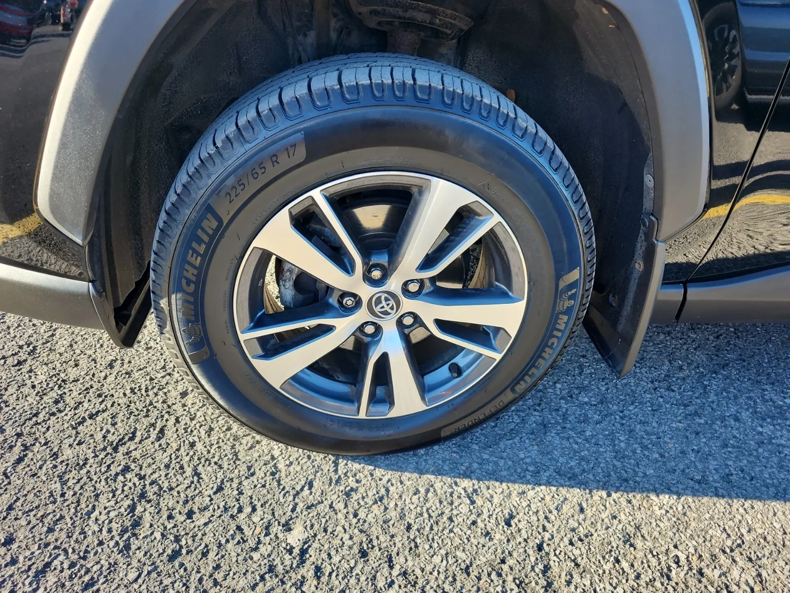Front driver wheel/tire photo