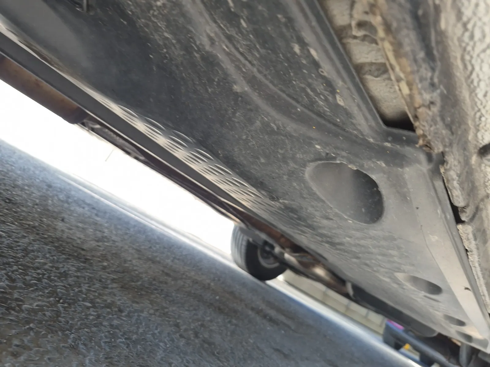 Undercarriage - Driver Photo