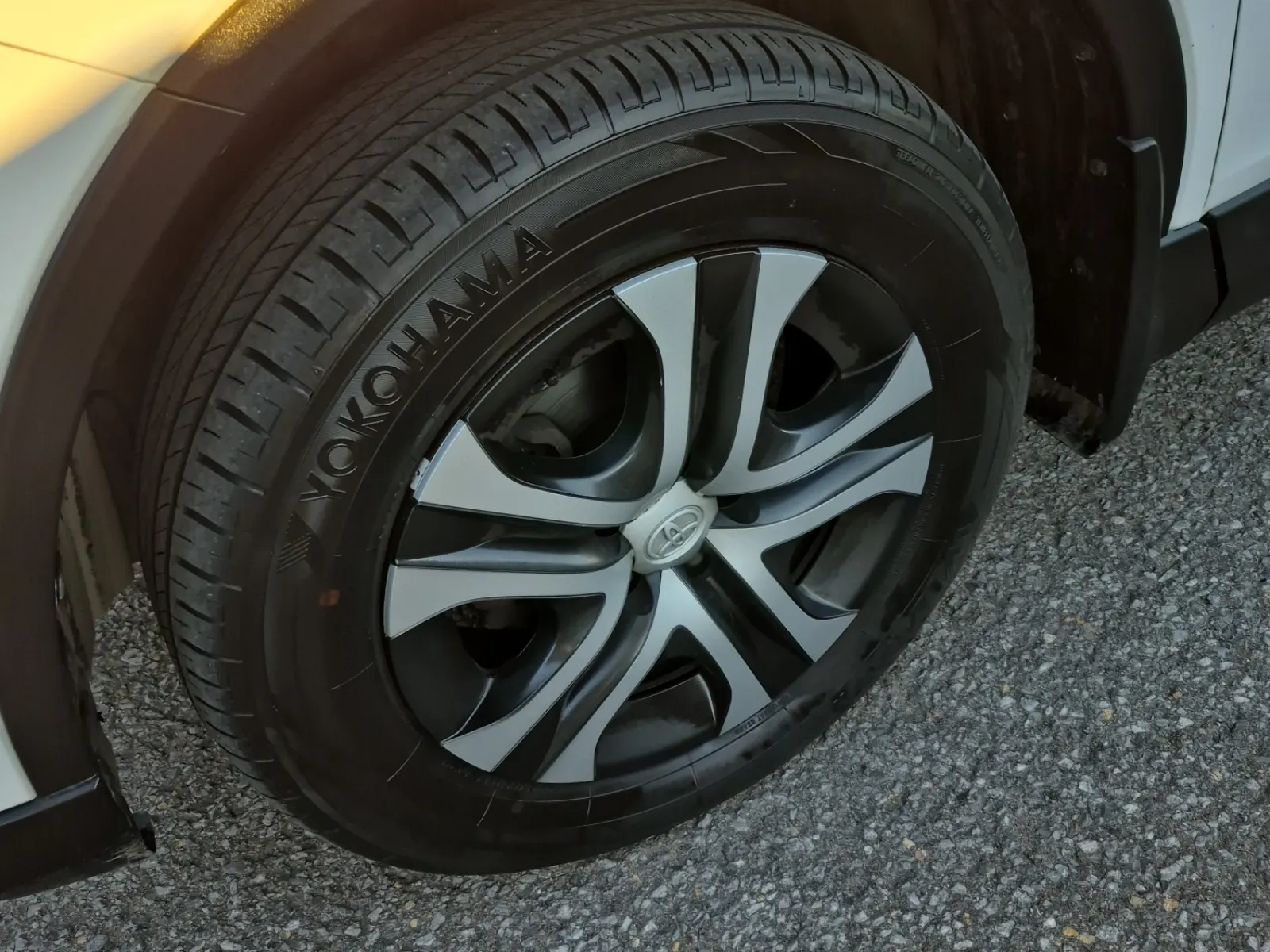 Front driver wheel/tire photo