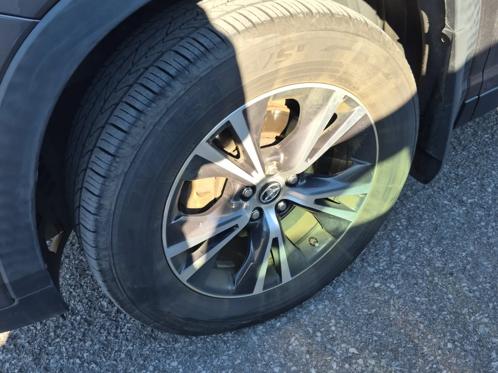 Front driver wheel/tire photo