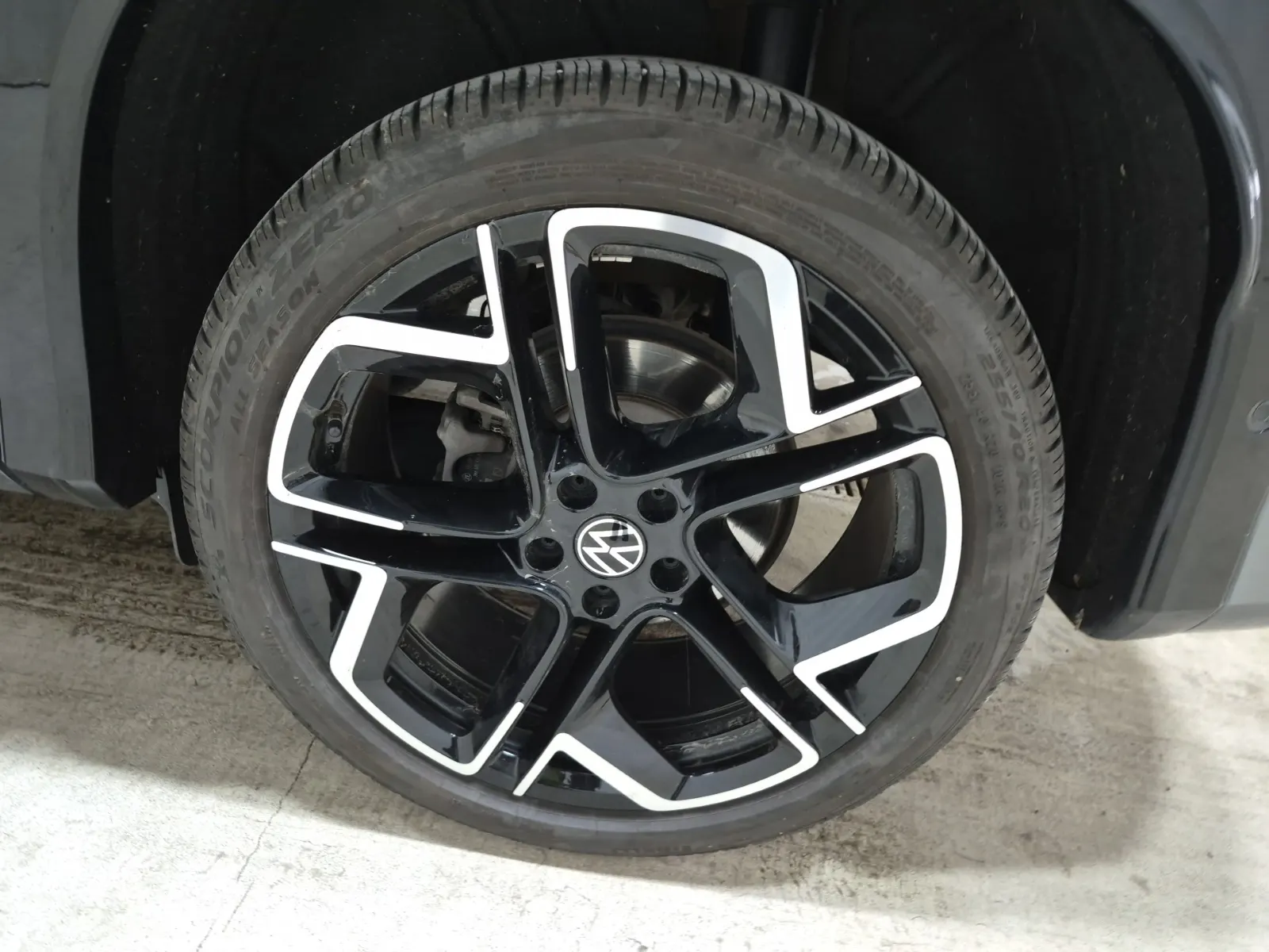 Left Rear Wheel/Tire Photo