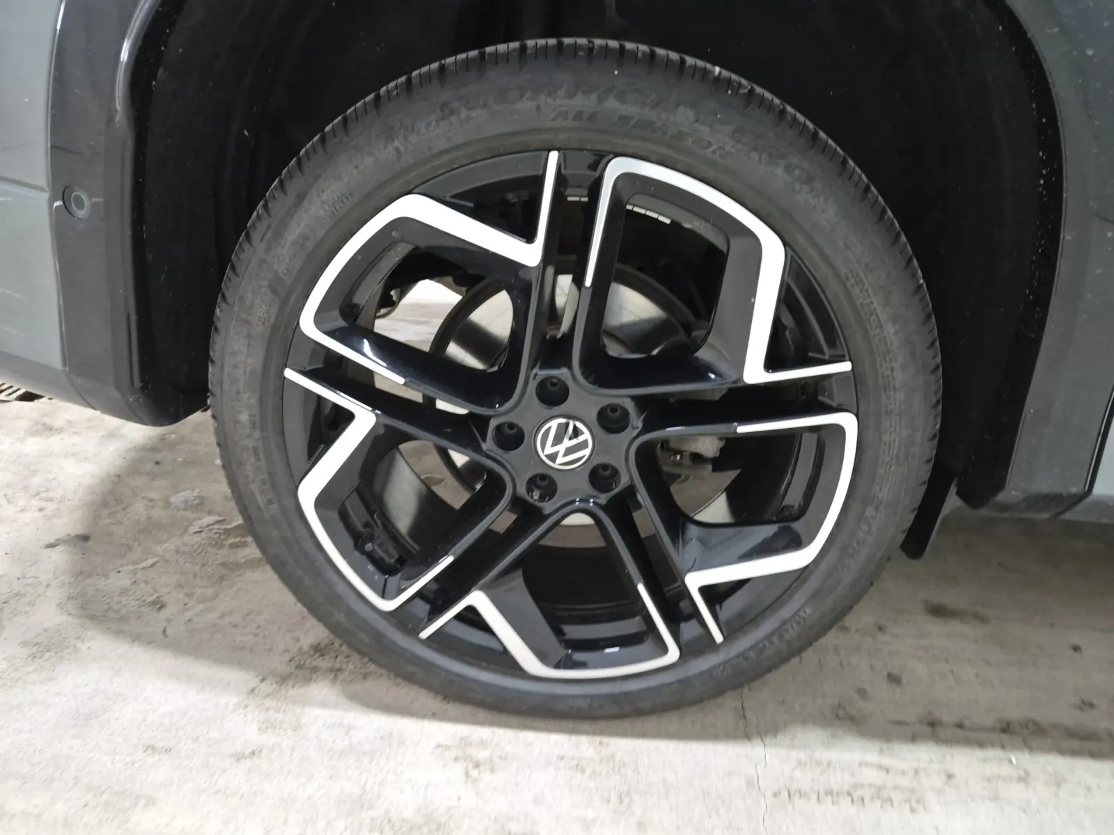Right Rear Wheel/Tire Photo