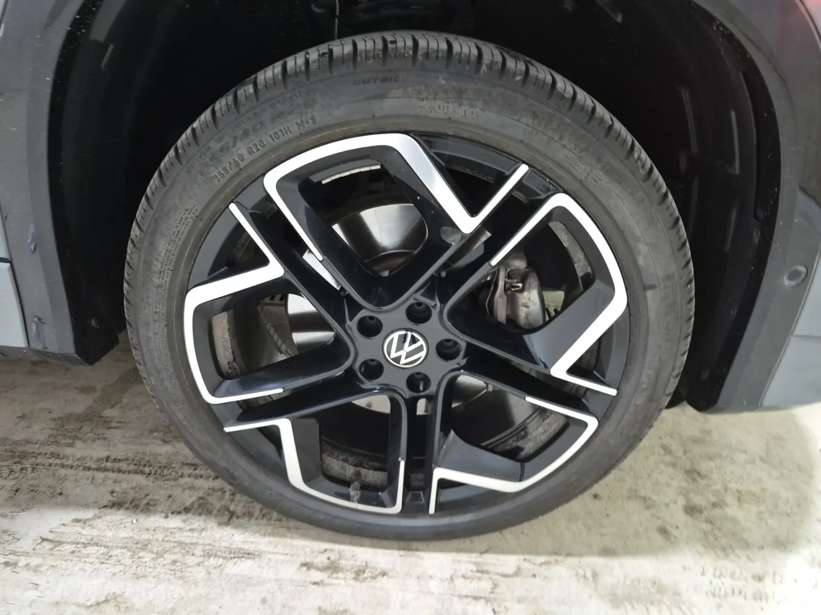 Right Front Wheel/Tire Photo