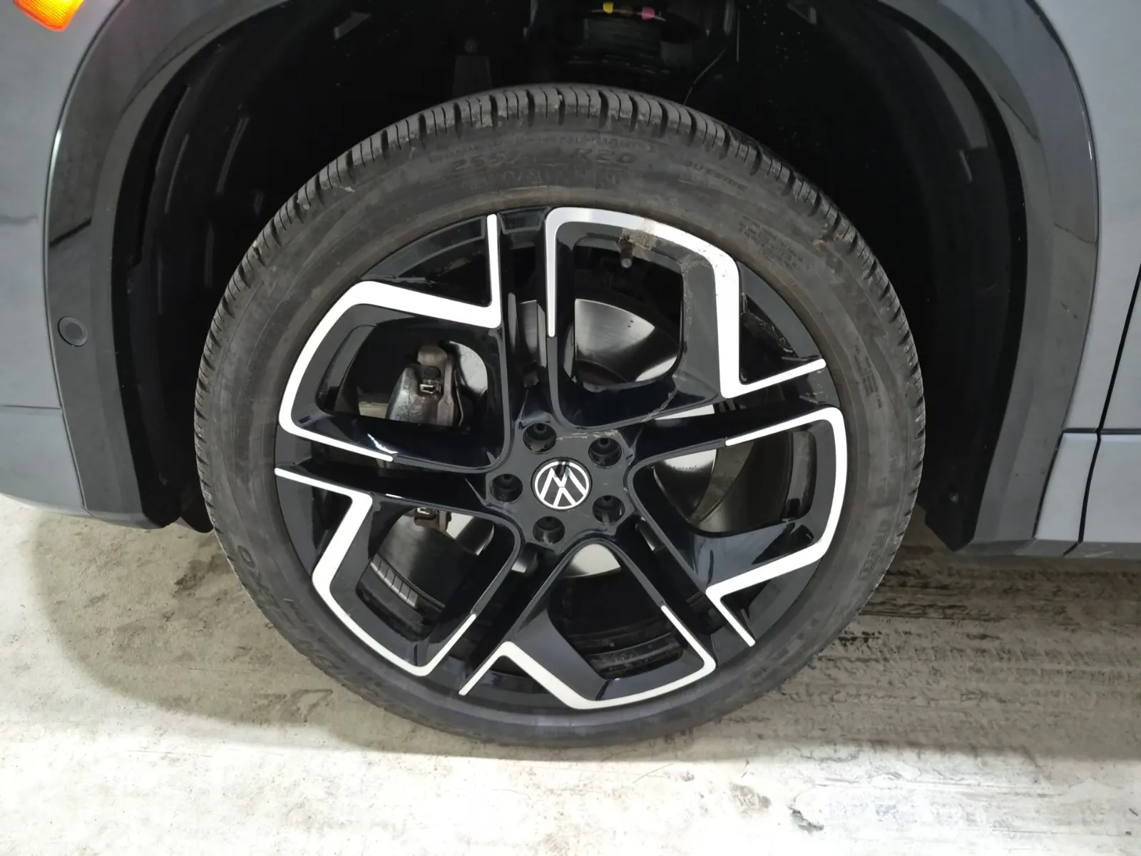 Front driver wheel/tire photo