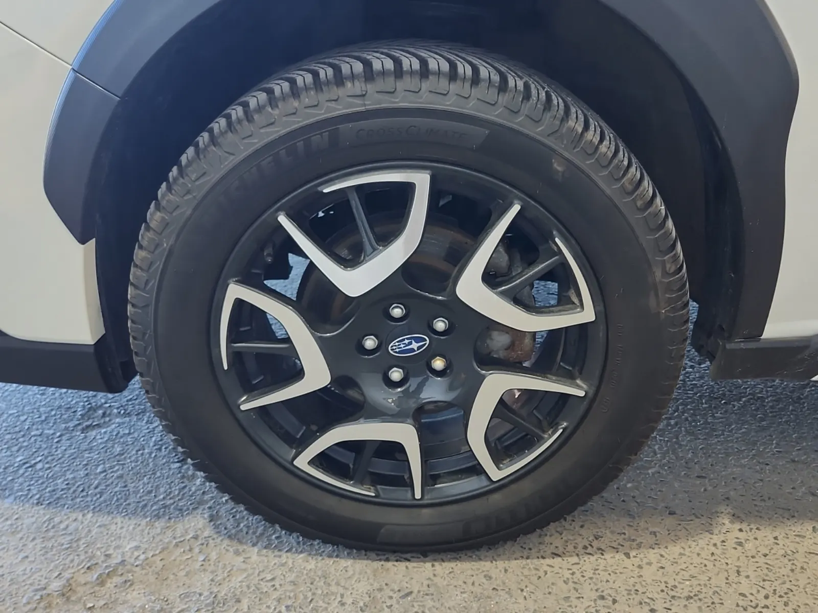 Front driver wheel/tire photo
